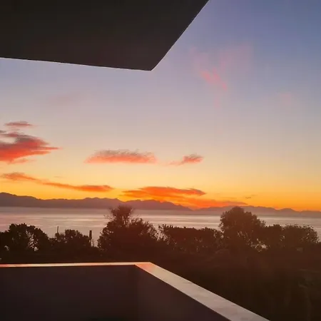 Kirke's Nest Petalídhion