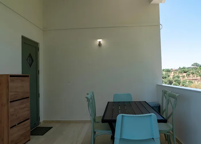 Kirke's Nest Apartment Petalídhion